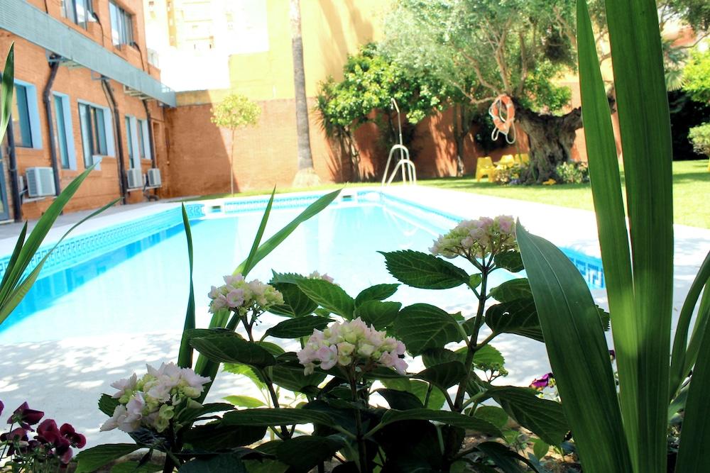 Aacr Hotel Monteolivos Sevilla Bagian luar foto