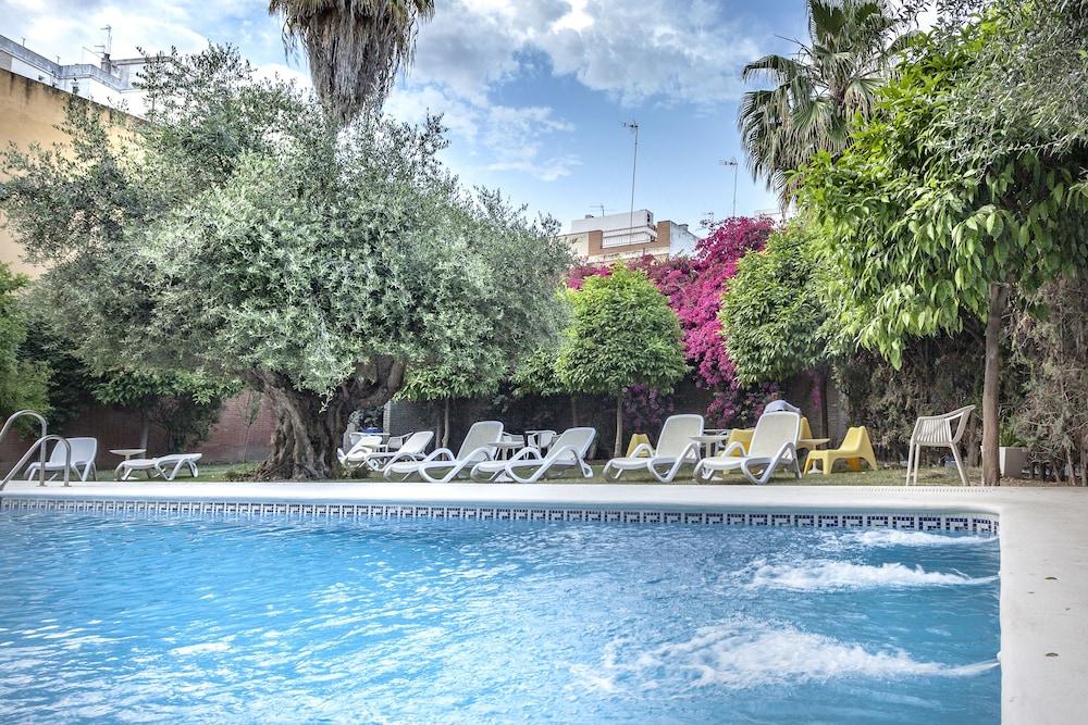 Aacr Hotel Monteolivos Sevilla Bagian luar foto